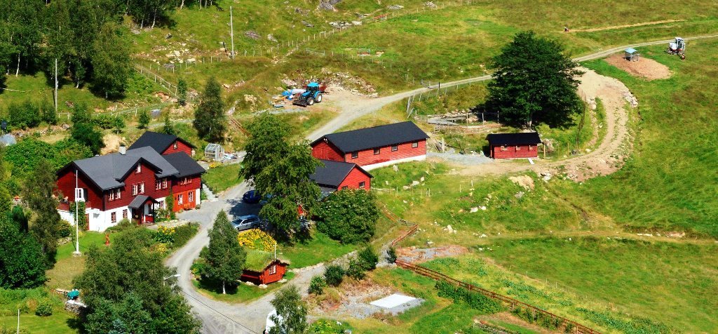 2014 Klart for bytt drivhus i framgrunnen.